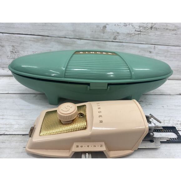 Vintage Retro SINGER #2482607 Clamshell Plastic Case Buttonholer Attachment - Picture 6 of 12